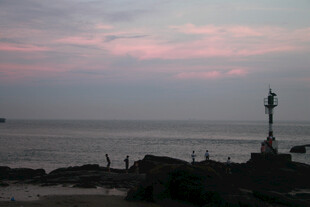 厦门鼓浪屿海边暮色中的孤独灯塔