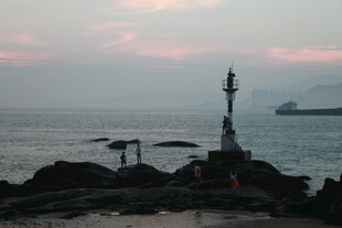 厦门鼓浪屿海边灯塔暮色景观