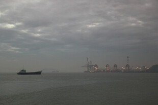 海上船只与港口远景 厦门鼓浪屿