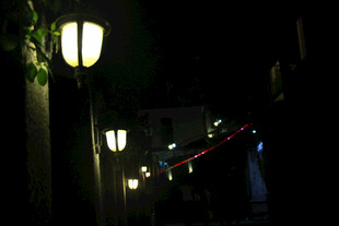 夜晚街边点亮的温暖路灯