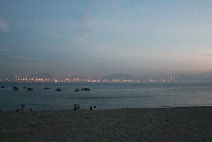 厦门鼓浪屿黄昏下宁静海滩美景