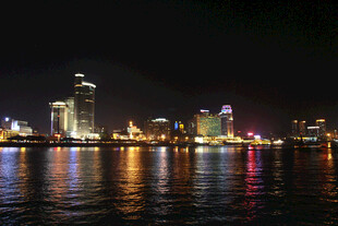 城市璀璨夜景倒映水面 厦门