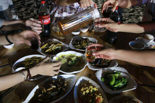 热闹聚餐场景中的多样美食