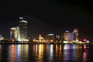 城市璀璨夜景倒映水面 厦门