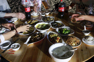 聚餐场景中的丰盛美食