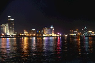 城市璀璨夜景倒映水面 厦门
