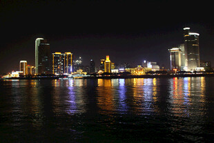 城市夜景下的璀璨水岸 厦门