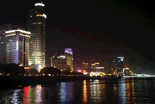 城市璀璨夜景与河畔风光