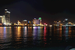 城市璀璨夜景倒映水面 厦门