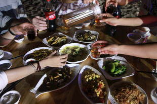 热闹聚餐场景 美食诱人