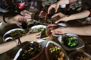 众人聚餐共享丰盛美食 厦门