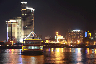 城市夜景中的游船 厦门鼓浪屿