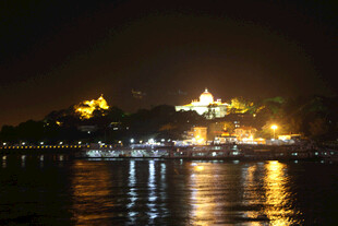 夜晚璀璨的湖畔建筑景观 厦门