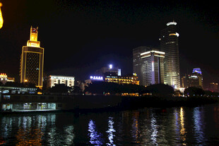 城市璀璨夜景倒映