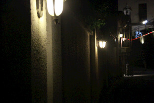 夜晚墙边的灯光景致