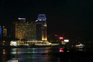 城市璀璨夜景中的高楼