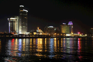 城市璀璨夜景倒映水面 厦门