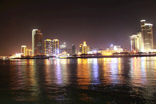 城市夜景璀璨的海滨风光  厦门