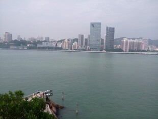 海滨城市风光远眺