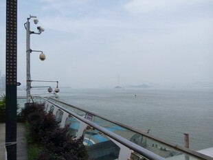 厦门鼓浪屿海滨栏杆旁的开阔海景