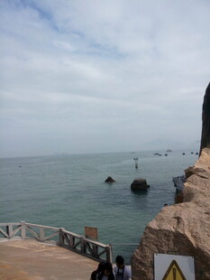 厦门鼓浪海边栈道风景 游人赏景