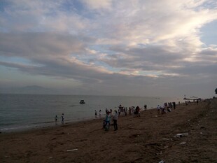 厦门鼓浪屿黄昏海滩上的休闲人群