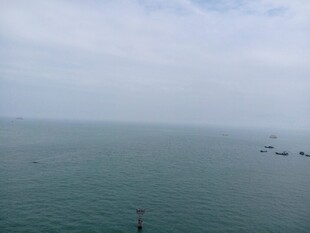 广阔海面与远处船只景象