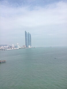 海边城市的双塔建筑景观 厦门