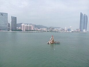 海上小船与城市建筑景观 厦门