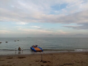 厦门鼓浪屿海滩上的休闲时光