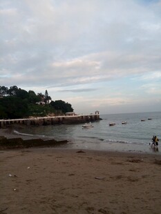 厦门黄昏下的宁静海滩景色