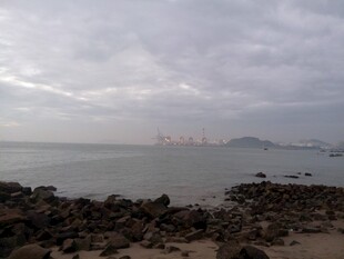 厦门海边阴云下的礁石与远海