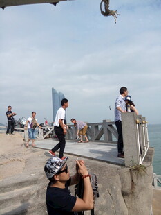 游客在户外观景拍照场景 厦门