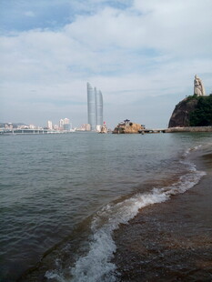 厦门海滨风光 远处高楼与海浪