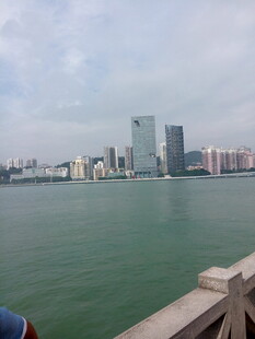 海滨城市风光远眺