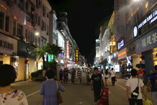 热闹的夜间街道场景 厦门