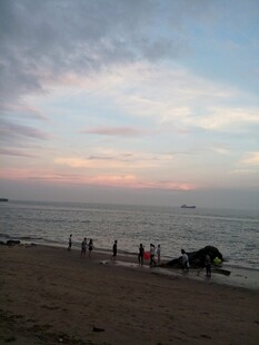 厦门鼓浪屿黄昏下的海边漫步场景