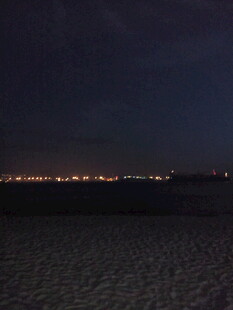 厦门夜幕下的沙滩与远方灯火