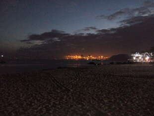 厦门夜幕下的海滩与远处灯火