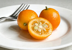 白盘上的金桔