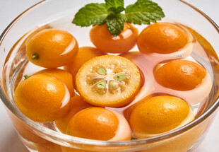 玻璃碗中的金桔