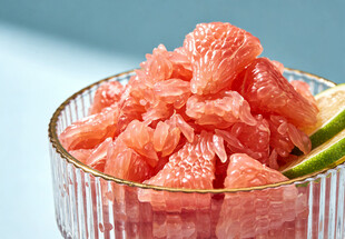 玻璃碗中的红柚果肉