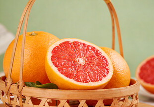 竹篮中的红葡萄柚