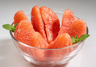 玻璃碗中的红心葡萄柚