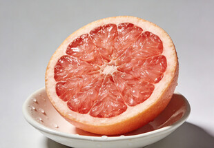 切开的红心西柚