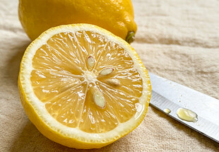 切开的柠檬