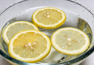 玻璃碗中的柠檬片