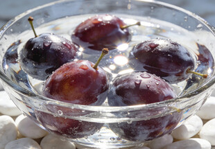 碗中浸泡的西梅