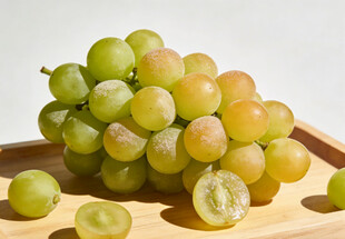 绿葡萄摆放在木托盘上