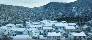 雪覆山村景色